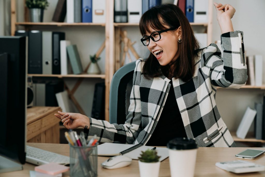 persoonlijk leiderschap - female manager sitting at the desk - coaching