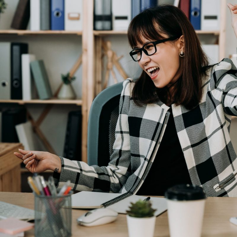 persoonlijk leiderschap - female manager sitting at the desk - coaching